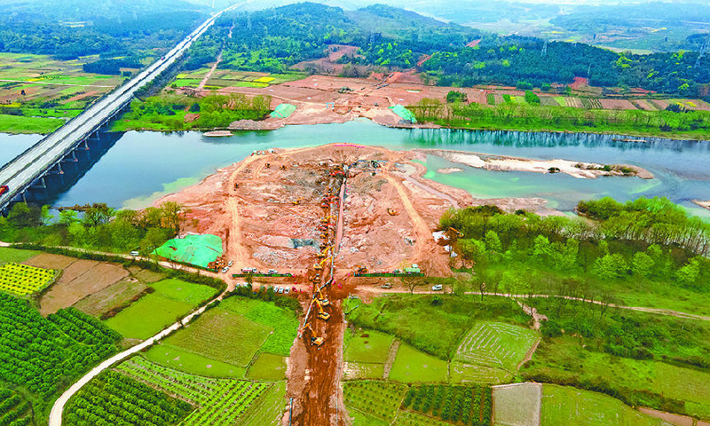 近日，從中國(guó)石油管道局一公司新疆煤制氣工程廣西支干線湘江大開(kāi)挖穿越工程傳來(lái)喜訊：東、西兩岸預(yù)制管線在江心順利對(duì)接，標(biāo)志著工程主體焊接順利完工。圖為湘江大開(kāi)挖穿越工程施工現(xiàn)場(chǎng)。