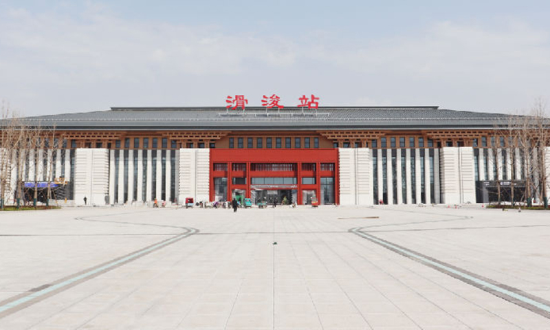濟鄭高鐵滑浚站充分展現(xiàn)“大象無形、和而不同”設計理念，以兩種不同視角呈現(xiàn)中國傳統(tǒng)建筑風格。南站房突出夏商周風格，采用白麻石材、木本色斗拱，引入青銅器特有元素符號，烘托出深厚歷史文化底蘊。圖為滑浚站南站房正立面實景。