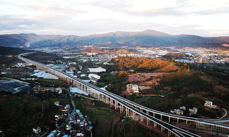近日，由云南省交通投資建設集團有限公司牽頭建設的楚雄（廣通）至大理高速公路擴容工程通車儀式在祥云北收費站舉行。圖為新楚大高速廣通連接線。