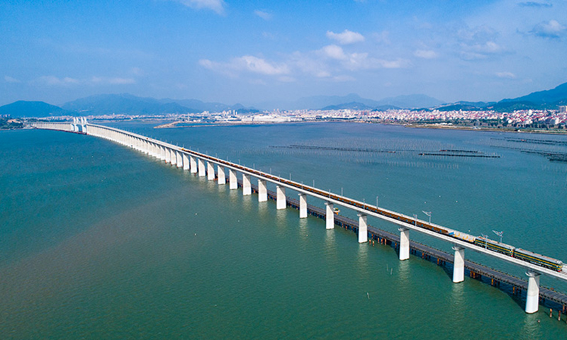 近日，由中鐵十一局承建的新建福廈鐵路湄洲灣跨海大橋順利鋪軌，為新建福廈鐵路早日建成通車奠定基礎。圖為建設中的新建福廈鐵路湄洲灣跨海大橋（無人機照片）。