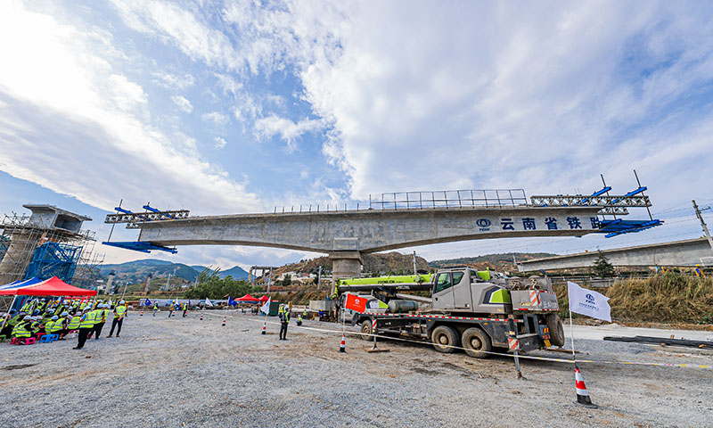 茨坪村特大橋同時上跨廣大鐵路和楚大高速，墩柱均采用圓端形造型，每個轉(zhuǎn)體主墩由地下20根直徑1.5米、深達54米的鋼筋混凝土樁基支撐。圖為轉(zhuǎn)體中的20號墩柱，公路側(cè)墩柱重3329.1噸。