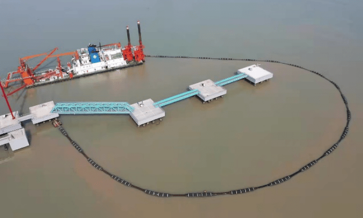 中國海油鹽城“綠能港”疏浚工程主要對1168米進港航道、82萬平方米港池和3827米主航道按照深度達到15米的標準進行疏浚。圖為接收站碼頭樁間疏浚作業。