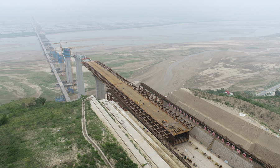 近日，由中國中鐵旗下中鐵工業參建的臨猗黃河大橋陜西側鋼導梁成功頂推至主橋99米最高支墩68號墩，順利實現128米大懸臂頂推過墩。此次頂推鋼導梁全長294.25米，頂推重量3853噸。圖為施工現場。