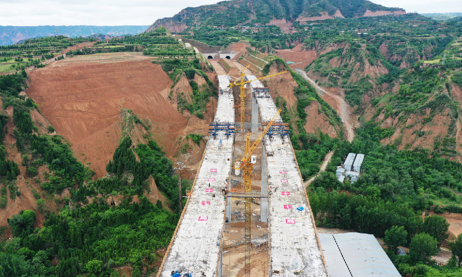 運(yùn)三高速連接線工程是連接山西省和河南省及中原地區(qū)的重要通道，其建設(shè)對(duì)實(shí)現(xiàn)山西省高速公路聯(lián)網(wǎng)，消除交通“瓶頸”，加強(qiáng)豫、晉、陜多個(gè)省份的有效銜接，構(gòu)建“黃河金三角”經(jīng)濟(jì)協(xié)作區(qū)，提高網(wǎng)絡(luò)化程度和縮短區(qū)際經(jīng)濟(jì)差距等方面都具有重要的作用和意義。