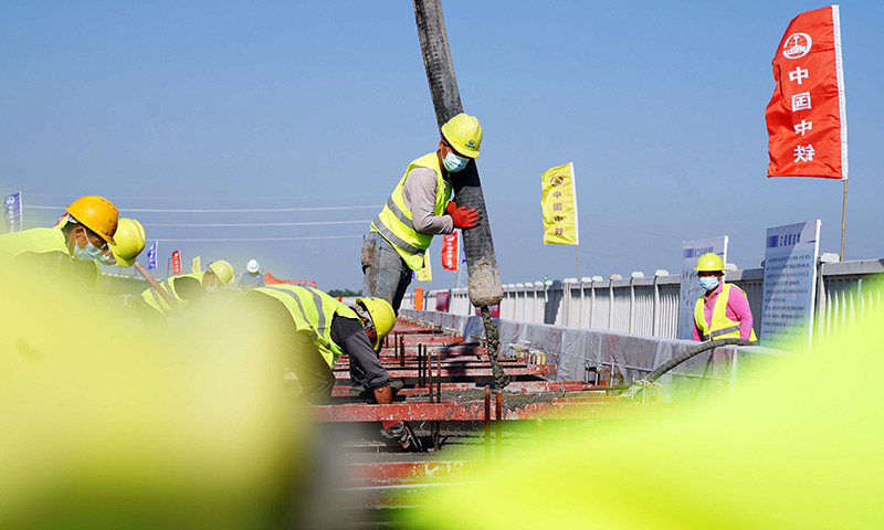 5月21日，在濟鄭高鐵山東長清黃河特大橋施工現場，中鐵上海局工作人員進行無砟軌道施工作業。新華社記者 郭緒雷 攝