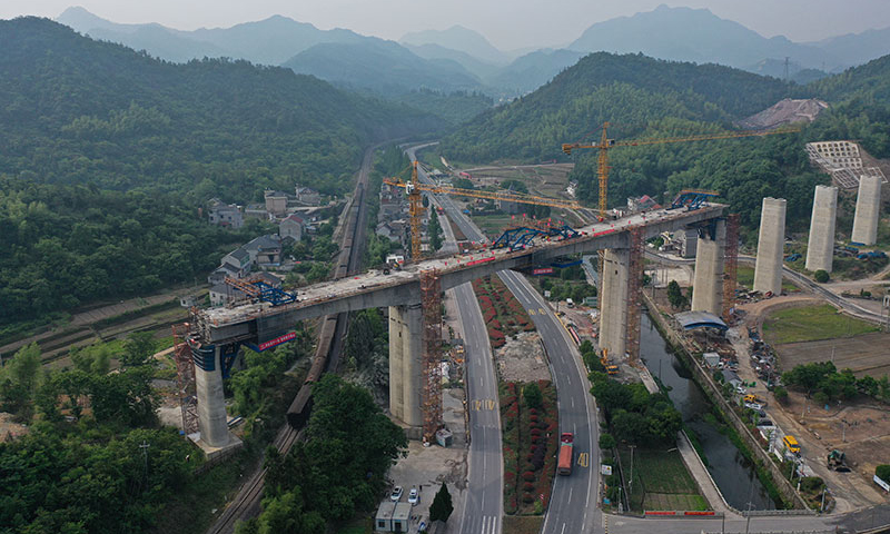 5月22日凌晨，位于浙江省建德市境內的杭衢鐵路跨金千鐵路特大橋連續梁主跨順利合龍，為后續的架梁施工以及無砟軌道施工奠定基礎。圖為5月22日拍攝的杭衢鐵路跨金千鐵路特大橋（無人機照片）。新華社記者 黃宗治 攝