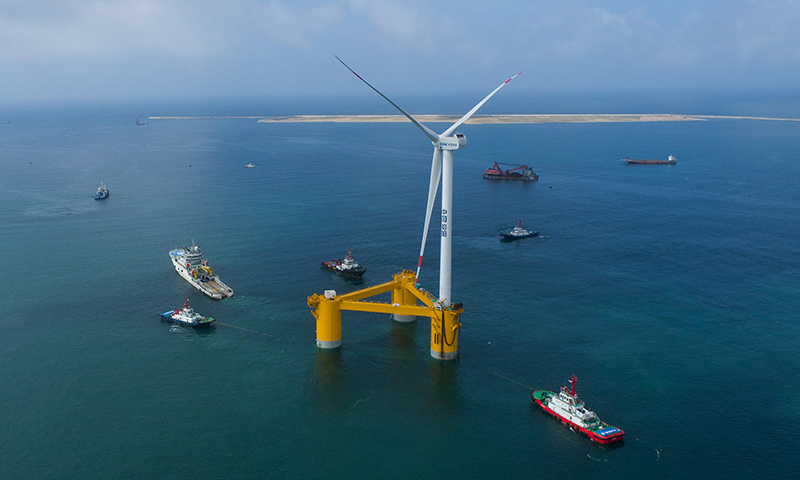 5月29日，國內(nèi)首臺深遠(yuǎn)海浮式風(fēng)電裝備“扶搖號”從茂名廣港碼頭拖航前往羅斗沙海域進(jìn)行示范應(yīng)用。新華社記者 劉大偉 攝