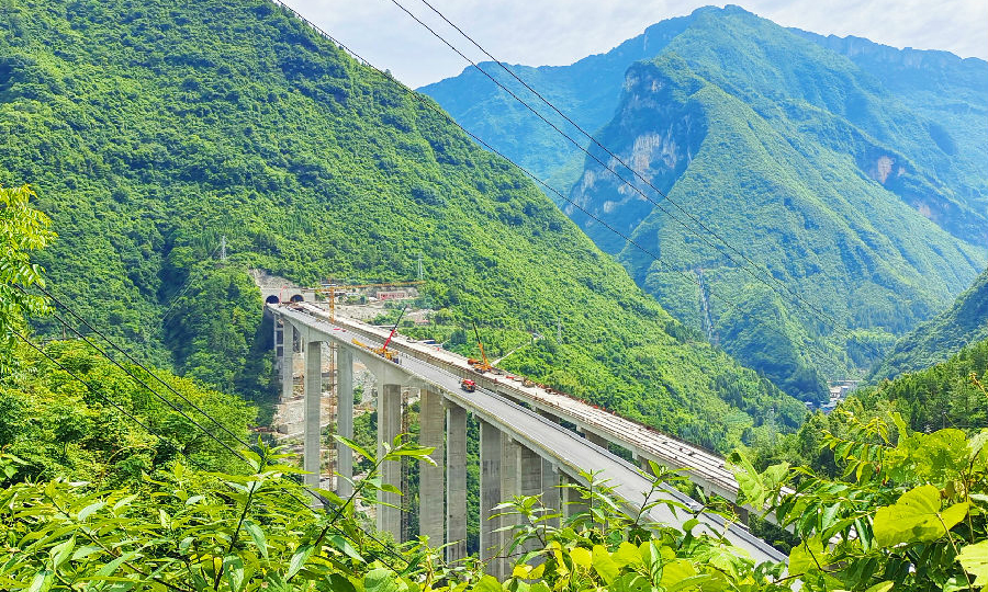 近日，由中國鐵建所屬中鐵十一局五公司承建的城（口）開（州）高速公路雙河口特大橋順利實現雙幅貫通。