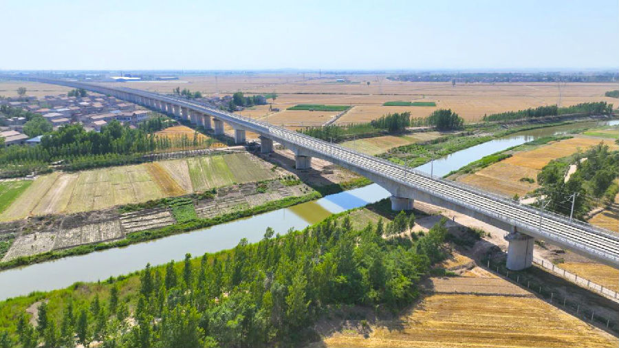 6月20日，由中國鐵建參建的的濟(jì)鄭高鐵濮鄭段開通運(yùn)營，標(biāo)志著河南省“米”字形快速鐵路網(wǎng)全面建成。圖為圖為濟(jì)鄭高鐵大運(yùn)河特大橋。