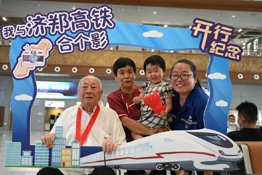 濟(jì)鄭高鐵濮鄭段建成后，將進(jìn)一步完善全國路網(wǎng)結(jié)構(gòu)，填補(bǔ)豫東北地區(qū)高鐵的空白，同時(shí)將大大提高鄭州、濟(jì)南兩地的通行效率。隨著“米”字形高鐵最后一“撇”正式落地，將為河南融入“一帶一路”建設(shè)、構(gòu)建“雙循環(huán)”新發(fā)展格局提供重要支撐。圖為建設(shè)者帶領(lǐng)家人乘坐首趟高鐵。