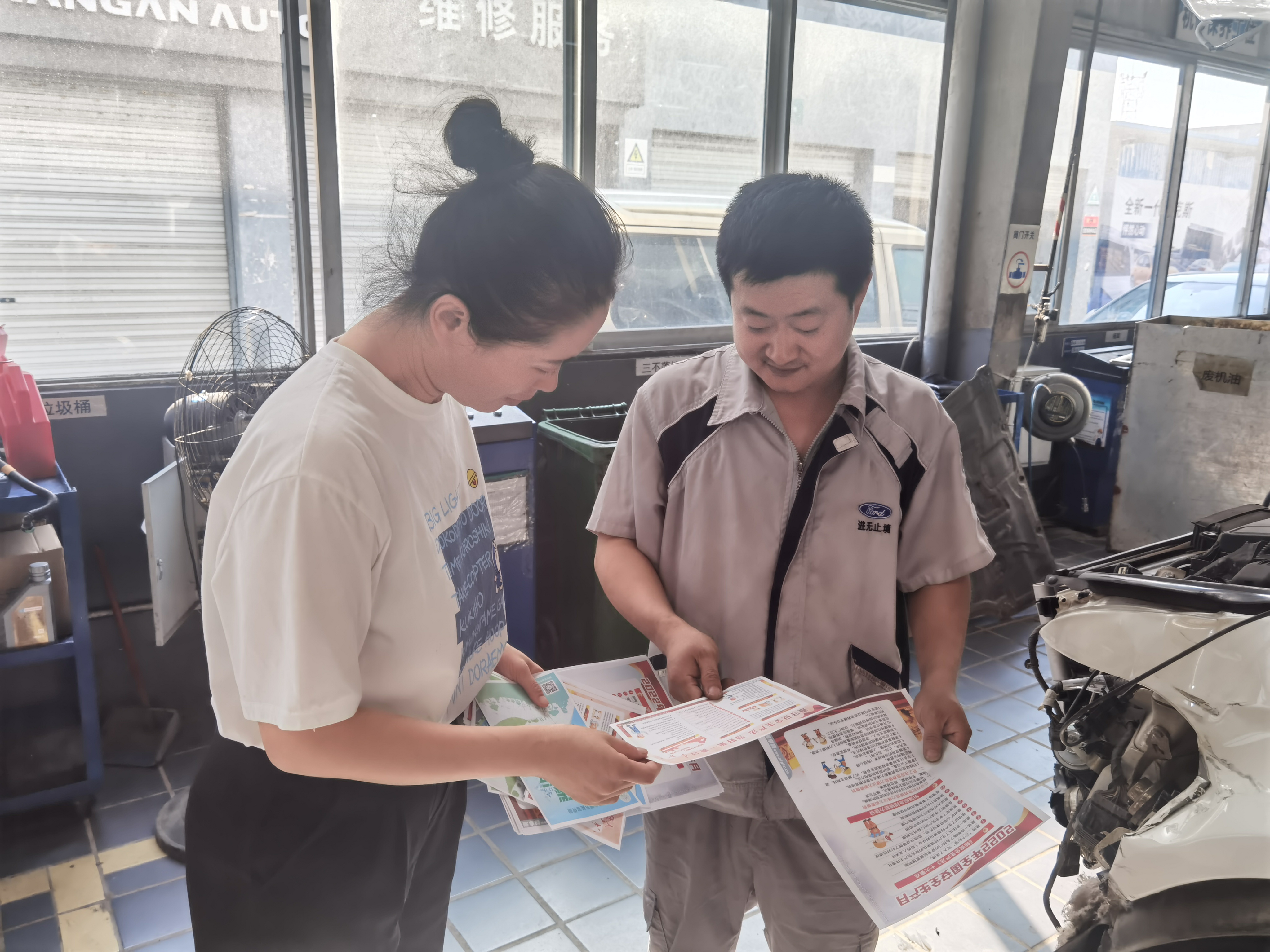 萬友汽車圍繞“安全生產月”主題啟動安全文化節活動。在第21個全國“安全宣傳咨詢日”，向員工和客戶發放安全知識宣傳單，普及安全知識。