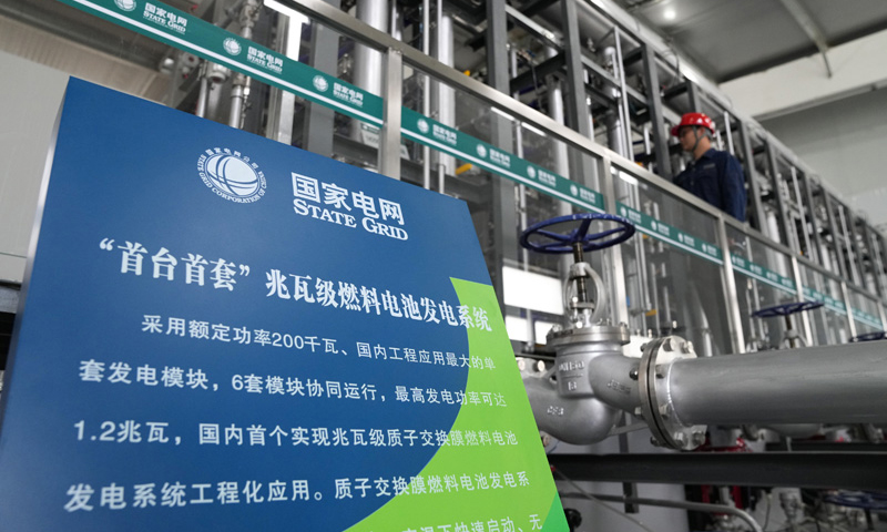 7月6日，在安徽六安兆瓦級氫能綜合利用示范站內，工作人員在燃料電池車間內巡查。新華社記者 杜宇 攝