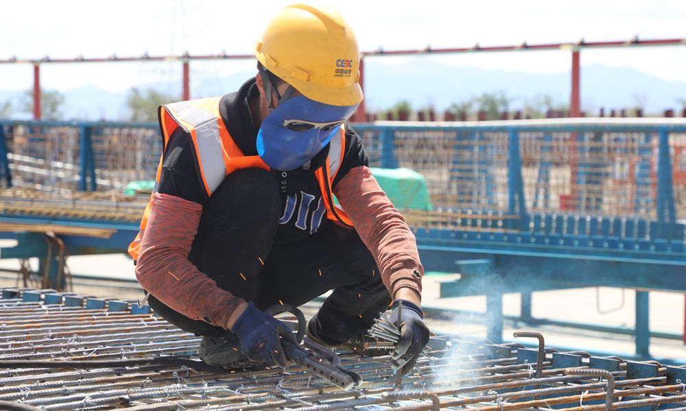 截至目前，該項目標準化鋼筋加工場、綜合生產場站、K22預制梁場等臨建工程已完成90%，五家渠特大橋、西山南互通等橋梁工程已完成65%，路基工程已完成60%，涵洞工程完成90%。