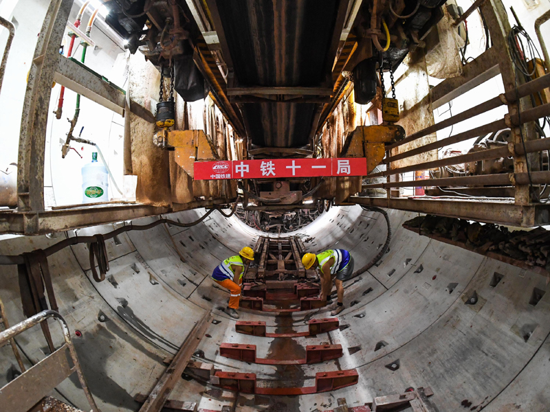 8月2日，建設者在廣州地鐵十號線東湖站至濱江東路站區間搬運“鐵龍號”盾構機水平運輸枕軌。新華社記者 劉大偉 攝