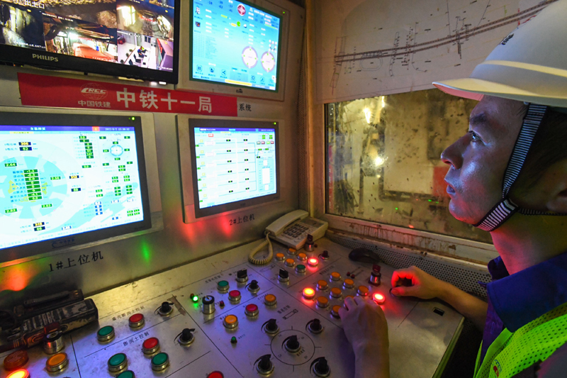 8月2日，建設者在廣州地鐵十號線東湖站至濱江東路站區間操控“鐵龍號”盾構機。新華社記者 劉大偉 攝