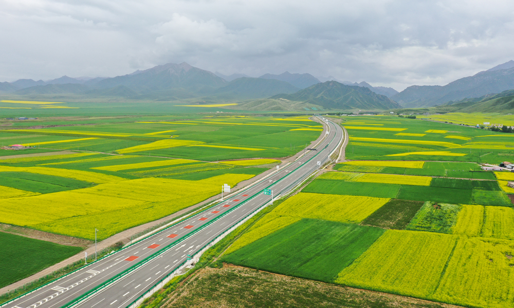 作為我國西部地區(qū)省際快速大通道，張扁高速公路在建設(shè)運營中，廣泛采用各類環(huán)保工藝和新型技術(shù)，最大限度減少公路建設(shè)運營對祁連山生態(tài)系統(tǒng)的影響，營造了人與自然和諧相處的美麗畫卷。圖為張扁高速公路全景航拍。 趙森 攝