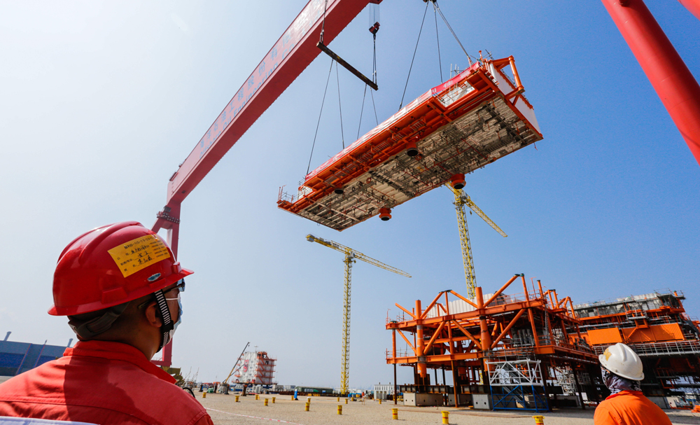 近日，隨著最后一個組塊電儀間在中國海油下屬海油工程天津智能化制造基地順利完成空間就位，中國海油天津分公司億噸級大型油田墾利6-1項目5-1、5-2、6-1區塊14個單體全部實現主結構封頂，為項目按期投產打下堅實基礎，對于保障京津冀地區能源供給和國家能源安全具有重要意義。