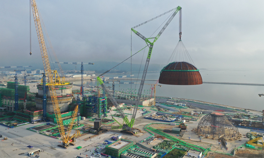 漳州核電2號機組內穹頂總共分為5層，由153塊球瓣組成，重超350噸，相當于300多輛小轎車的重量。內穹頂吊裝是“華龍一號”核電工程建設的重要里程碑。穹頂位于核島頂部，主要功能是保證反應堆廠房完整性和密封性，對放射性包容起關鍵性作用。方煌琪 攝