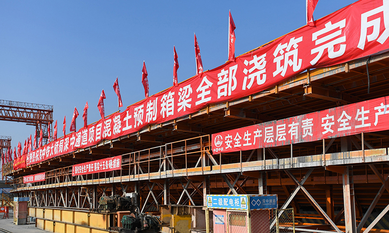 10月8日，深中通道中山智慧梁場的第155片60米混凝土箱梁完成預制。新華社記者 劉大偉 攝