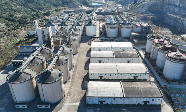 中央儲備糧長樂直屬庫位于福建省福州市長樂區，庫區占地面積約270畝，是福建省倉容最大的儲備糧庫。近年來，該庫區逐步建設智慧儲糧系統，堅持“安全儲糧、綠色儲糧、科學儲糧”，全方位對糧食的進倉、取樣、檢驗、倉儲、退倉進行科學管理，對糧食的溫度、蟲害等數據指標進行24小時監測，保障糧食安全。圖為10月11日拍攝的中央儲備糧長樂直屬庫（無人機照片）。新華社記者 周義 攝