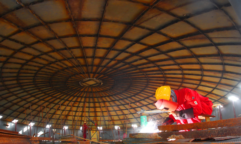 在中石化天津南港乙烯項目建設現場，施工人員在進行污水罐焊接作業（9月23日攝）。新華社發（董波 攝）