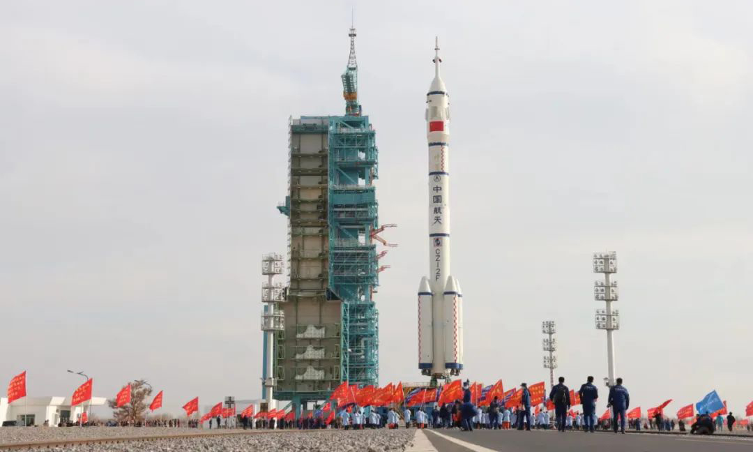11月21日，神舟十五號船箭組合體在垂直轉(zhuǎn)運中。胡藍月攝