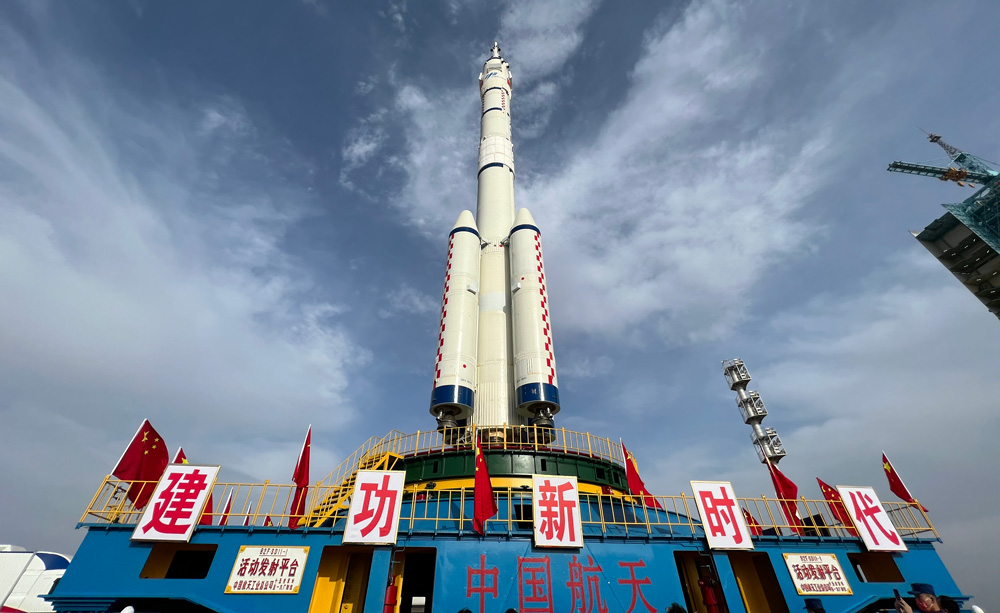 11月21日，神舟十五號船箭組合體在垂直轉(zhuǎn)運中。張曉寧 攝