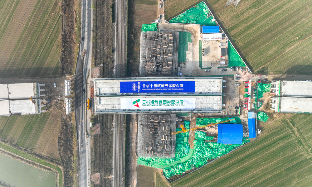11月23日13時30分，由中國鐵建所屬中鐵十四局承建的濟南繞城高速公路二環(huán)線西環(huán)段跨京滬鐵路轉(zhuǎn)體橋轉(zhuǎn)體成功。該橋是國內(nèi)最重單墩雙幅寬體無合龍段轉(zhuǎn)體橋，為全線建成通車奠定了堅實基礎(chǔ)。圖為轉(zhuǎn)體橋轉(zhuǎn)體完成后。