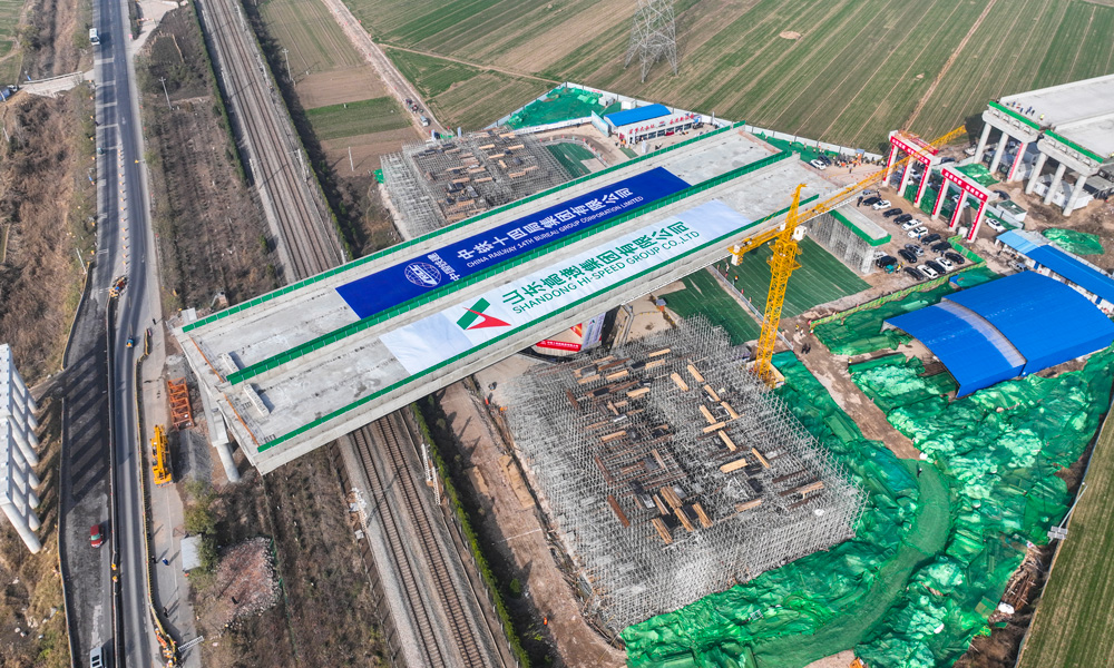 濟南大西環(huán)項目是山東省“九縱五橫一環(huán)七射多連”高速公路網(wǎng)的重要組成部分，被交通運輸部確定為首批平安百年品質(zhì)工程創(chuàng)建示范項目和全國重大工程宣傳示范項目試點。本項目的建設(shè)對完善山東省高速路網(wǎng)布局、強化濟南作為省會城市群經(jīng)濟圈和新舊動能轉(zhuǎn)換綜合試驗區(qū)核心城市的輻射帶動作用，帶動沿線區(qū)域經(jīng)濟社會快速發(fā)展等方面具有重要意義。圖為轉(zhuǎn)體橋轉(zhuǎn)體中。