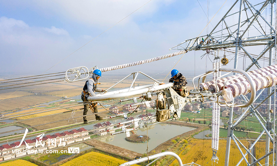 11月23日拍攝的1000千伏特高壓盱眙至泰州線路升高改造工程現(xiàn)場。史俊 攝