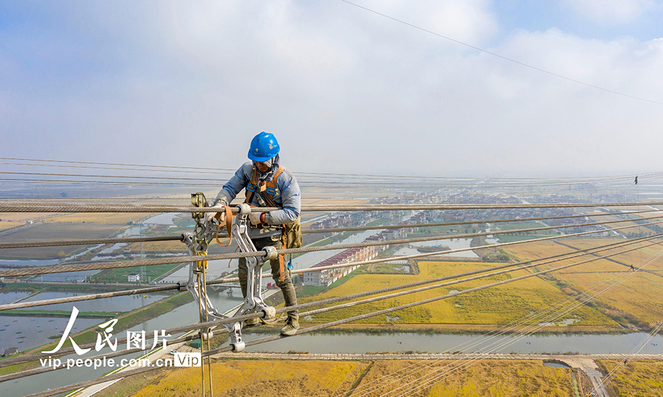 11月23日拍攝的1000千伏特高壓盱眙至泰州線路升高改造工程現(xiàn)場。史俊 攝