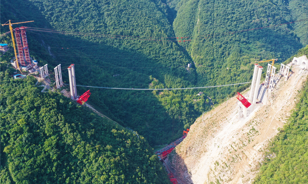 巫鎮高速全長48.69公里，連接陜渝兩地，全線穿越大巴山區，橋隧比達到90.6%，是目前重慶橋隧比最高的高速公路。圖為施工現場。