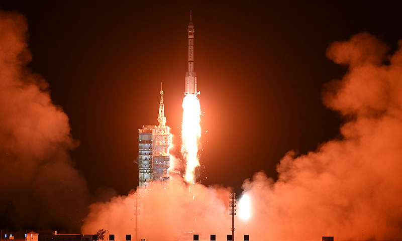11月29日23時08分，搭載神舟十五號載人飛船的長征二號F遙十五運載火箭在酒泉衛(wèi)星發(fā)射中心點火發(fā)射，約10分鐘后，神舟十五號載人飛船與火箭成功分離，進入預定軌道，航天員乘組狀態(tài)良好，發(fā)射取得圓滿成功。新華社記者 李剛 攝