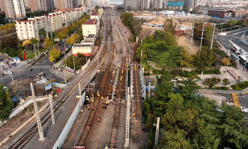 膠濟客專海岸路橋位于青島站和四方站間，是連接青島站與青島北站的唯一動車通道，是山東省境內服役年限最長的鐵路鋼梁橋。該橋由上下行共4片鋼梁組成，梁體銹蝕嚴重、承載力不足、部分支承墊石開裂，造成一定的安全隱患，為確保鐵路行車和橋下交通安全，需進行更換。圖為舊梁拆除前。