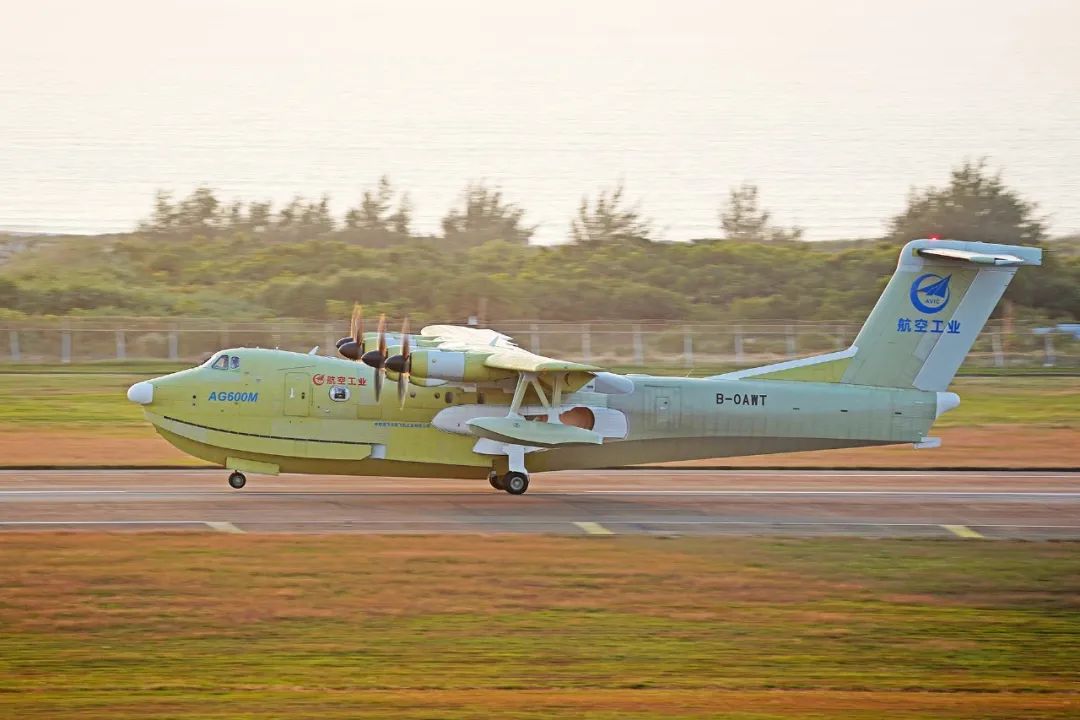 當天8時10分，首飛機組駕駛AG600M飛機從珠海金灣機場滑行起飛，在空中平穩飛行13分鐘，完成一系列既定試飛科目后，于8時23分平穩降落，飛機狀態良好，操縱系統正常，各系統運行穩定。
