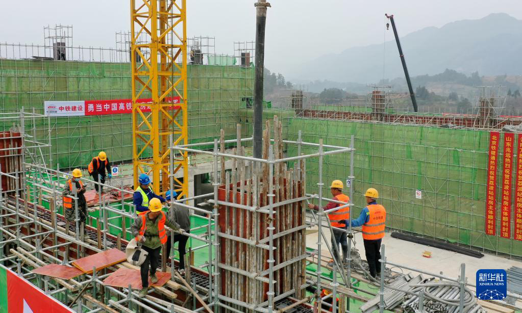 12月12日，工作人員在進(jìn)行混凝土澆筑（無人機(jī)照片）。新華社記者 劉續(xù) 攝