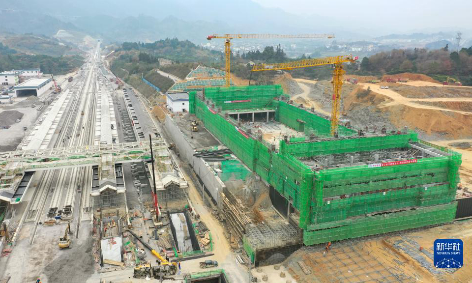 12月12日，荔波站站房成功封頂（無人機(jī)照片）。新華社記者 劉續(xù) 攝