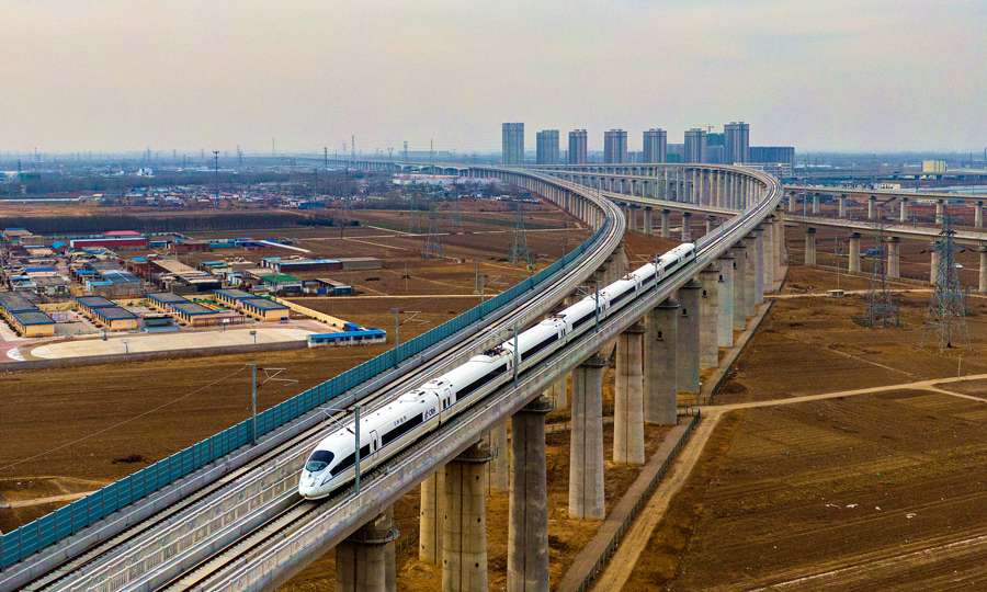 2022年12月30日，中國中鐵旗下中鐵電氣化局參建的京唐城際鐵路正式開通運(yùn)營，北京站至唐山站最快1小時(shí)3分可達(dá)。京唐城際鐵路起自北京城市副中心站，終到河北唐山站，正線線路全長148.7公里，共設(shè)車站8座，最高設(shè)計(jì)時(shí)速350公里。中鐵電氣化局負(fù)責(zé)京唐正線、津山線以及京唐津秦下行聯(lián)絡(luò)線橋梁、路基、站房等施工任務(wù)。