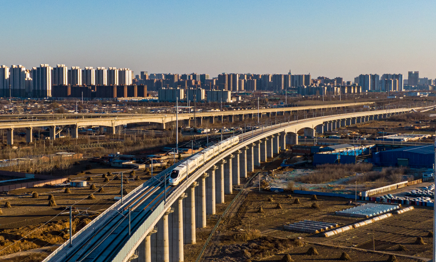 為減少傳統(tǒng)路基土方填料機(jī)械碾壓震動(dòng)對(duì)既有運(yùn)營高鐵路基的影響，以及面對(duì)大跨度小半徑曲線橋梁重心不在支撐橋梁橋墩中心上等問題,中鐵電氣化建設(shè)團(tuán)隊(duì)大力創(chuàng)新，實(shí)現(xiàn)兩個(gè)國內(nèi)首次突破，在國內(nèi)高速鐵路區(qū)間路基工程中首次采用“輕質(zhì)泡沫混凝土”新材料，在國內(nèi)轉(zhuǎn)體梁施工中首次應(yīng)用“掛籃懸澆+超大節(jié)段支架現(xiàn)澆轉(zhuǎn)體”施工技術(shù)，確保了京唐城際鐵路順利建成。