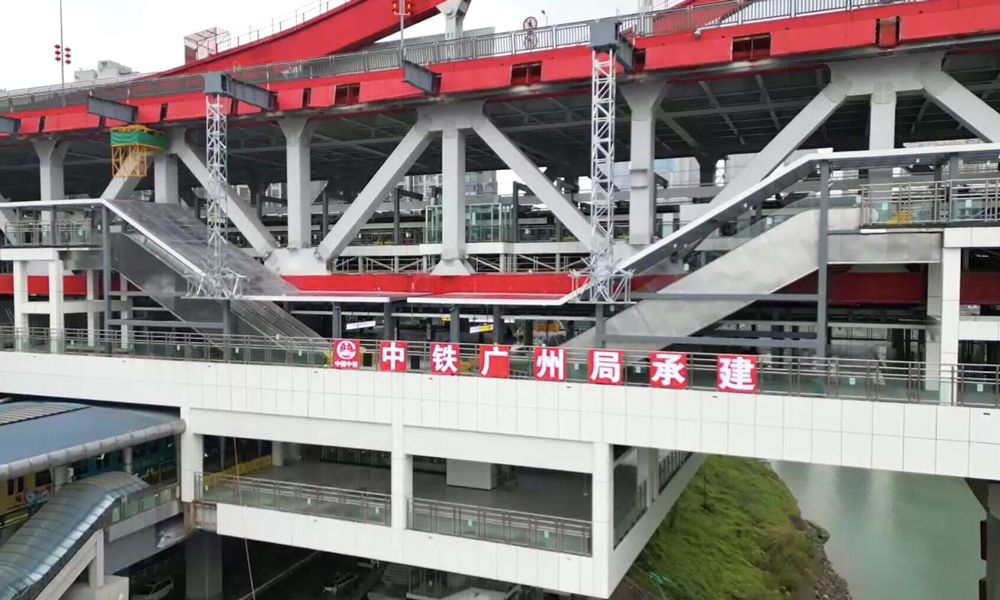 曾家巖站中有40米需跨越正在運營的2號線。為實現2200噸的整體鋼結構平臺安全跨越2號線軌行區架設，項目團隊采用了“步履式頂推施工”工藝，同時通過建立BIM結構模型反復模擬施工工況和驗算，確保了鋼結構平臺在跨越2號線頂推施工中的平衡穩定。項目部還創新并運用了狹小空間新建與既有線地鐵高架車站改造施工技術、淺埋雙線地鐵隧道下穿斜坡面舊宅居民樓暗挖施工技術等，共獲得國家公路工法2項、授權專利8項。
