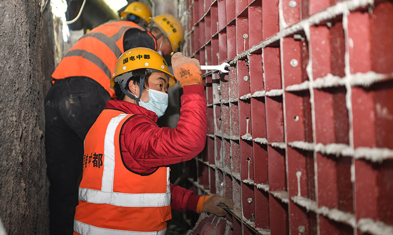 1月25日，中建三局西北公司工人在西安地鐵8號線建設項目工地施工。新華社記者 張博文 攝