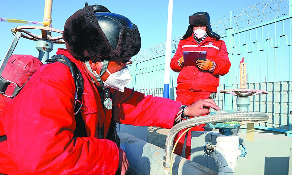 中國石化西北油田干部員工堅守大漠戈壁，重點加強天然氣井生產管理、裝置巡檢維護等工作，全力做好天然氣生產保供。圖為1月21日，順北油氣田工作人員在零下20多攝氏度的寒冬里巡檢油氣混輸管線。