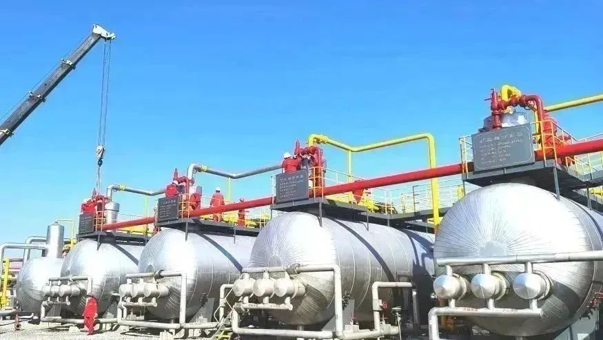 面對含水率高、采出程度高、產(chǎn)量遞減率高等不利因素，大港油田公司深入踐行“沖、搶、穩(wěn)、?！彼淖址结?，全力打好老油田穩(wěn)產(chǎn)上產(chǎn)進(jìn)攻仗。1月份，大港油田公司實(shí)現(xiàn)生產(chǎn)開門紅，全月實(shí)現(xiàn)原油生產(chǎn)34萬噸、天然氣5700萬立方米，油氣均超計(jì)劃線運(yùn)行。王洪珍 攝