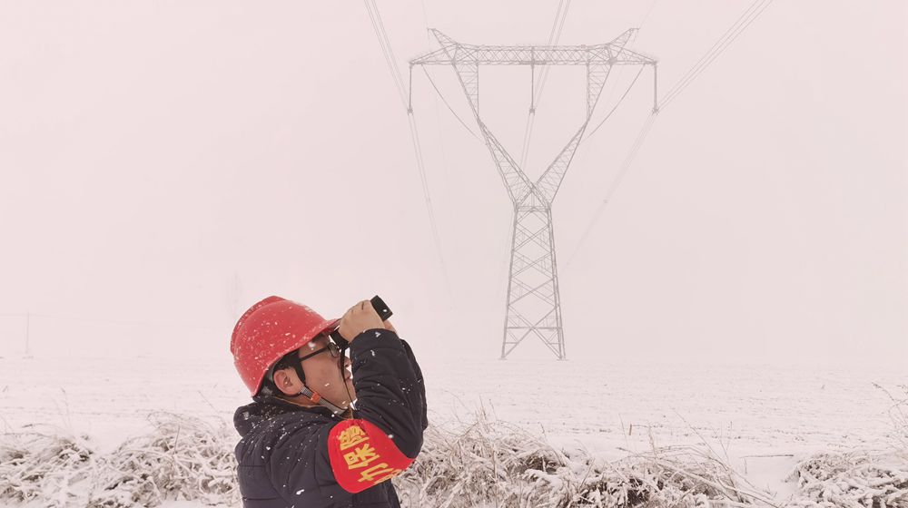 2月9日，河北送變電有限公司工作人員在500千伏清保線開展雪后特巡。
