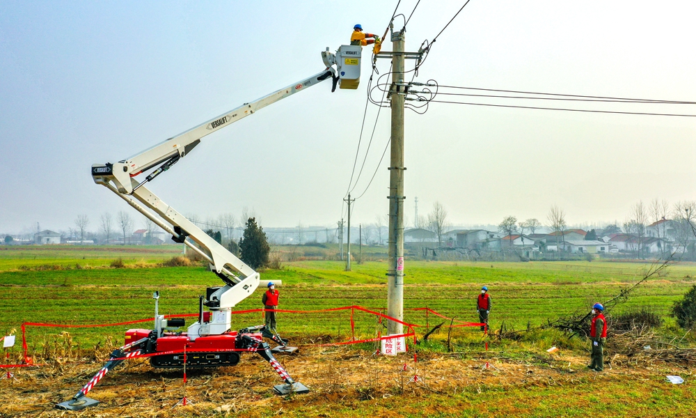 近日，國網湖北棗陽供電公司運用履帶式帶電作業車檢修農網線路。