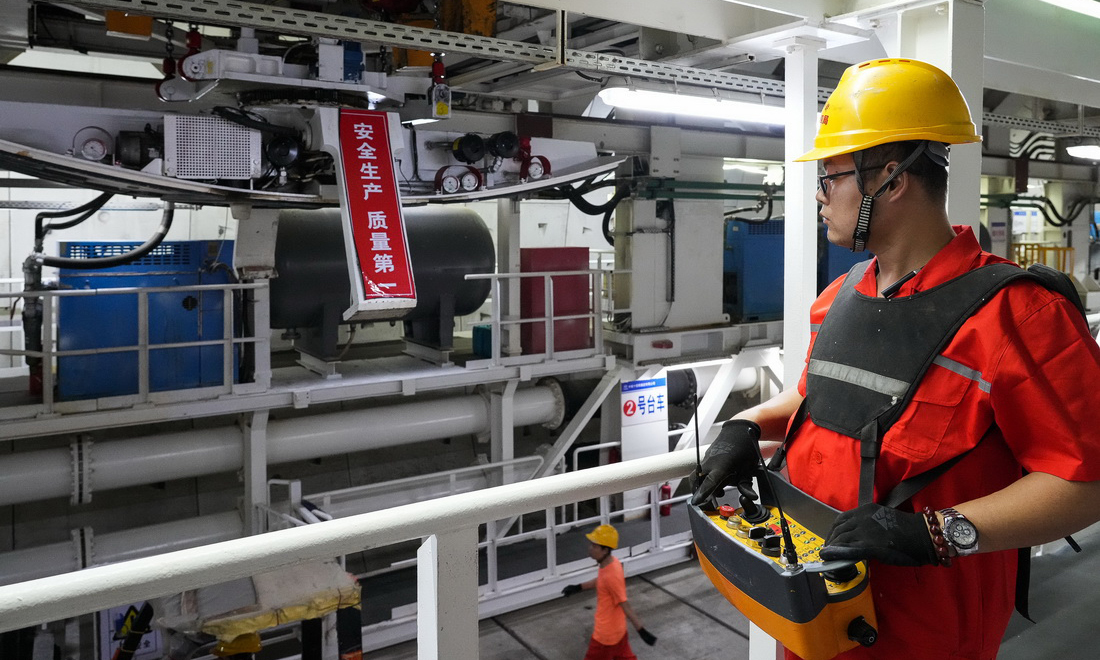 2月28日，施工人員在廣湛鐵路湛江灣海底隧道盾構區間操作吊機。新華社記者 劉大偉 攝