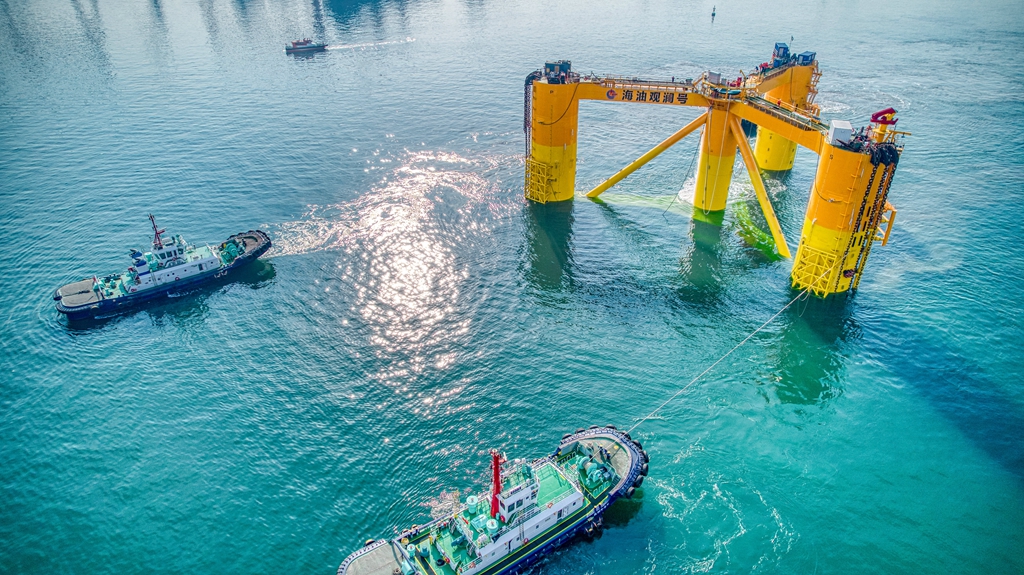 3月3日，我國首個深遠(yuǎn)海浮式風(fēng)電平臺“海油觀瀾號”的浮體結(jié)構(gòu)已經(jīng)從青島啟程10天了。它正去往1200多海里外的珠海，在那里將與風(fēng)機(jī)和塔筒完成一體化集成，隨后它將載著“大風(fēng)車”抵達(dá)文昌油田群所處海域，為海上油氣生產(chǎn)平臺提供源源不斷的綠色電力。