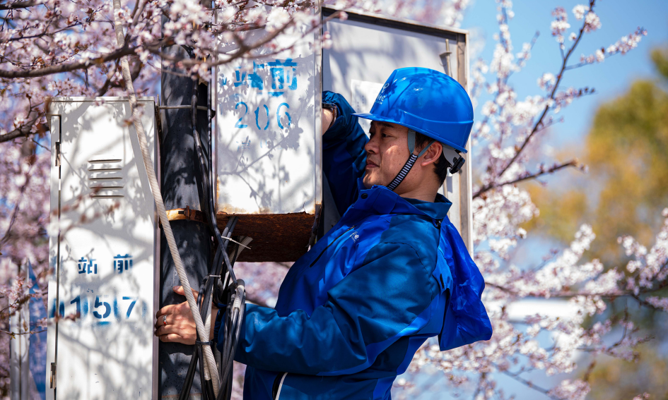 近日，隨著景區櫻花逐漸開放，中國電信南昌分公司網絡工程師在南昌灣里進行巡檢，保障景區內中國電信智慧云眼正常運行。