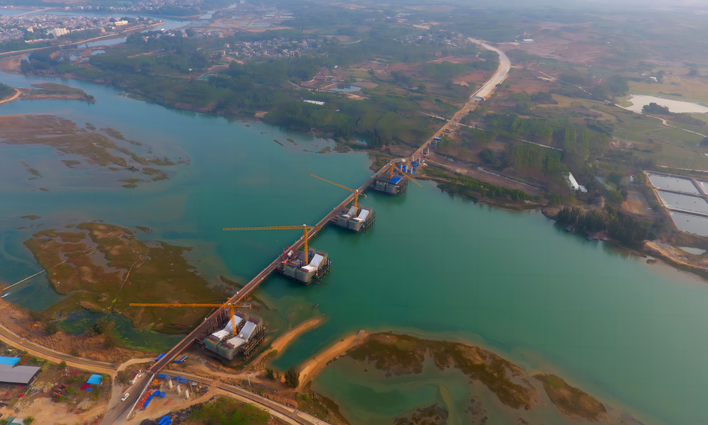 圖為近日拍攝的中鐵二局海南環(huán)島旅游公路項(xiàng)目重點(diǎn)控制性工程珠碧江大橋施工現(xiàn)場。