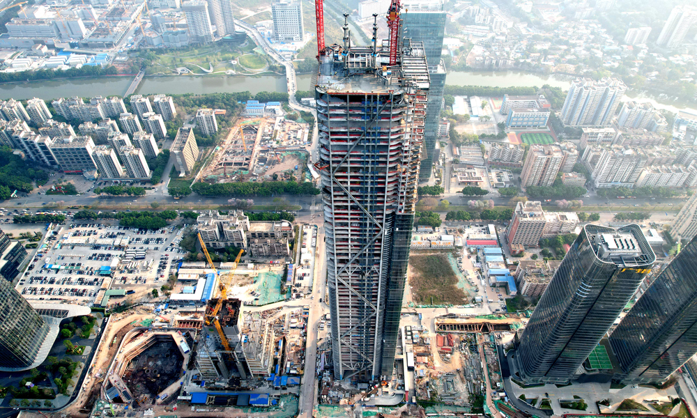 近日，隨著最后一方混凝土澆筑完成，由中國建筑旗下中建八局承建的廣州廣商中心項(xiàng)目順利突破333.45米標(biāo)高，實(shí)現(xiàn)主體結(jié)構(gòu)封頂。